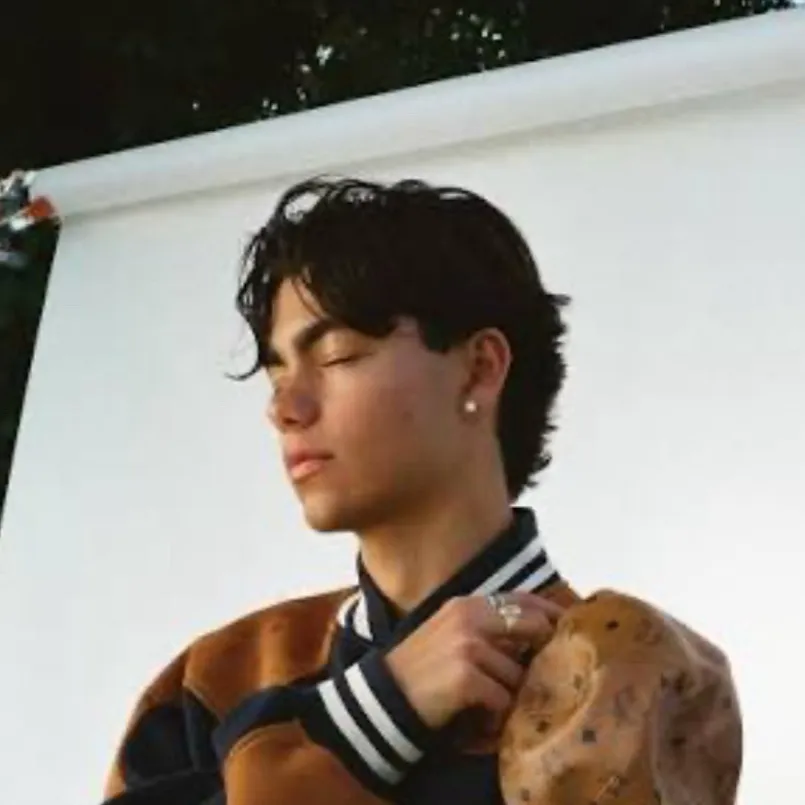 chat with ai character: Malachi Barton 