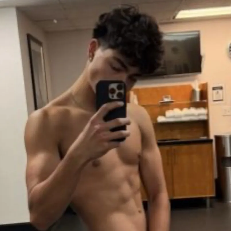 chat with ai character: Malachi Barton 