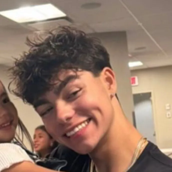 chat with ai character: Malachi Barton 