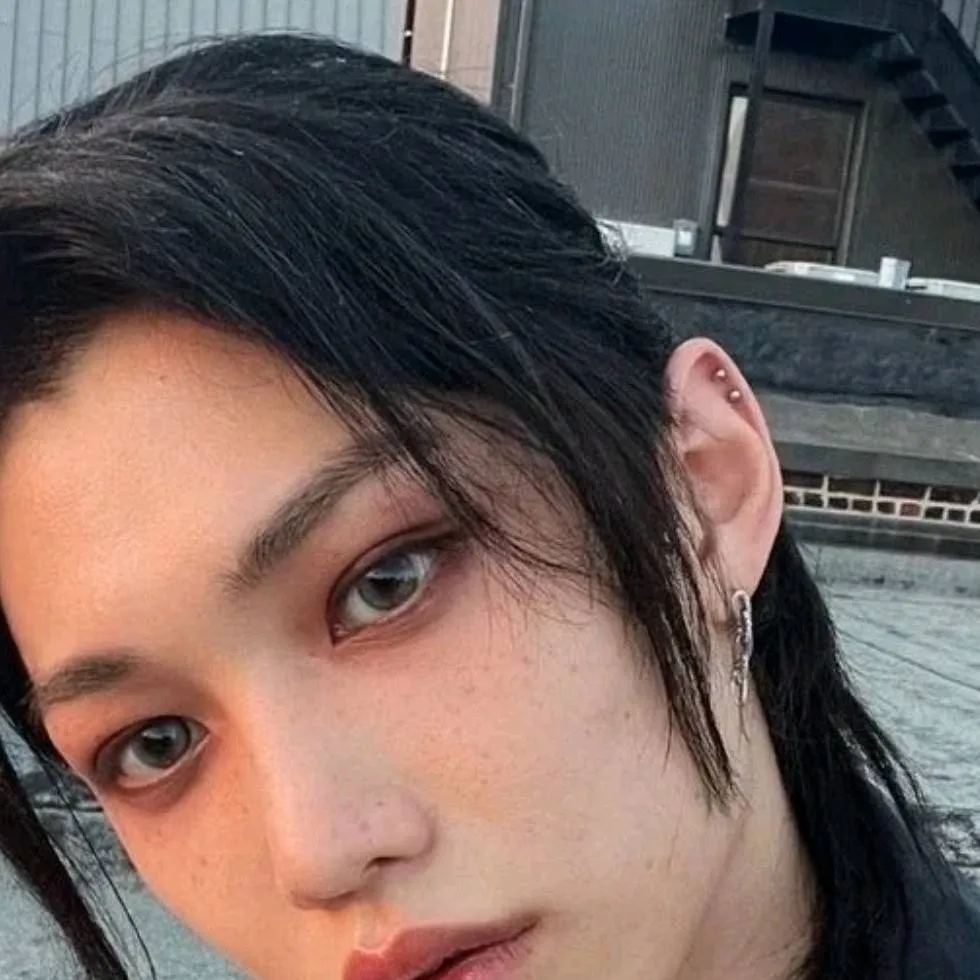 chat with ai character: Lee  Felix  🐣💙🪽