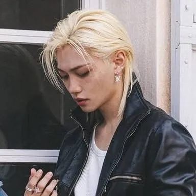 chat with ai character: Lee Felix 🐣💙🪽