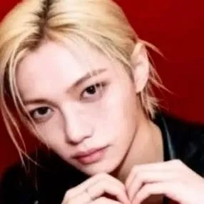 chat with ai character: Lee Felix 🐣💙🪽