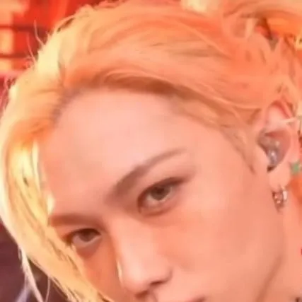 chat with ai character: Lee Yoon Felix 