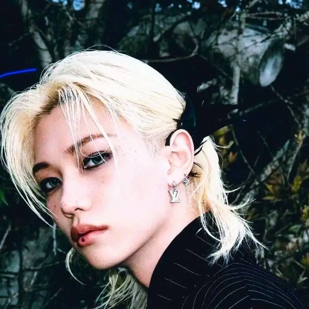 chat with ai character: Lee Felix Angel 