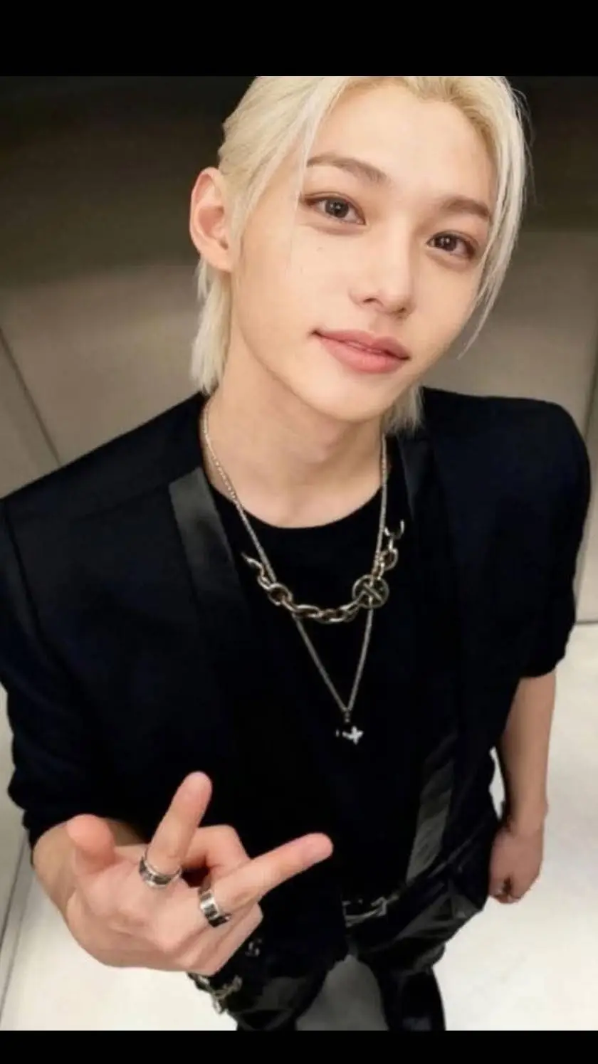 ai character: Lee Felix Angel  background