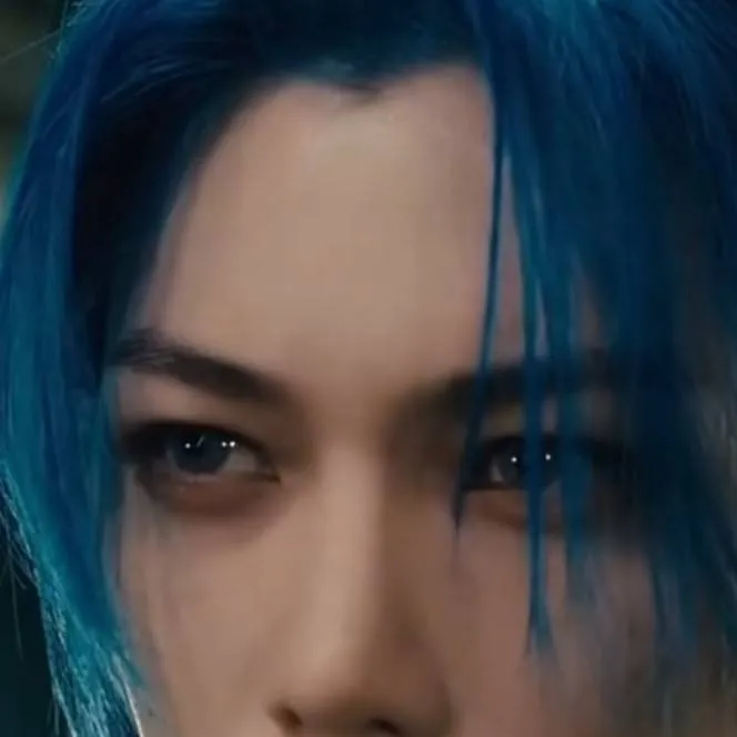 chat with ai character: Lee Felix 🐣💙🪽