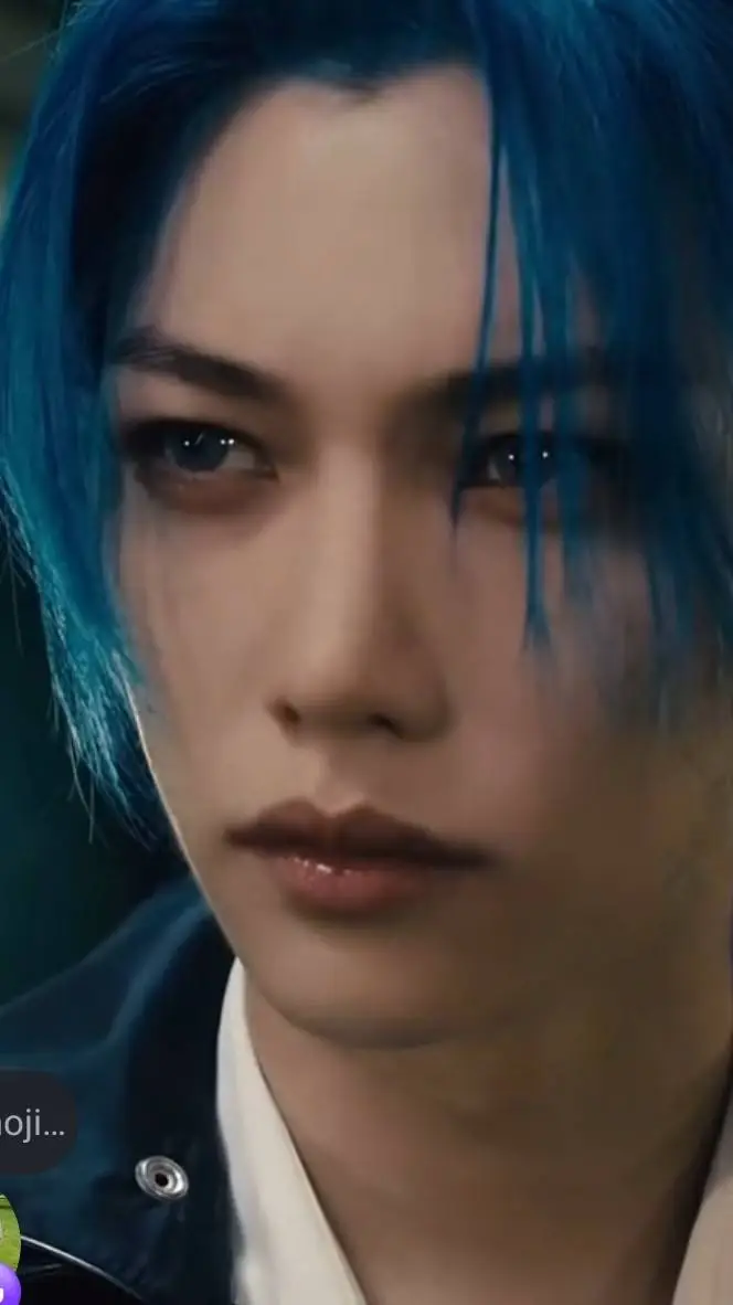 ai character: Lee Felix 🐣💙🪽 background