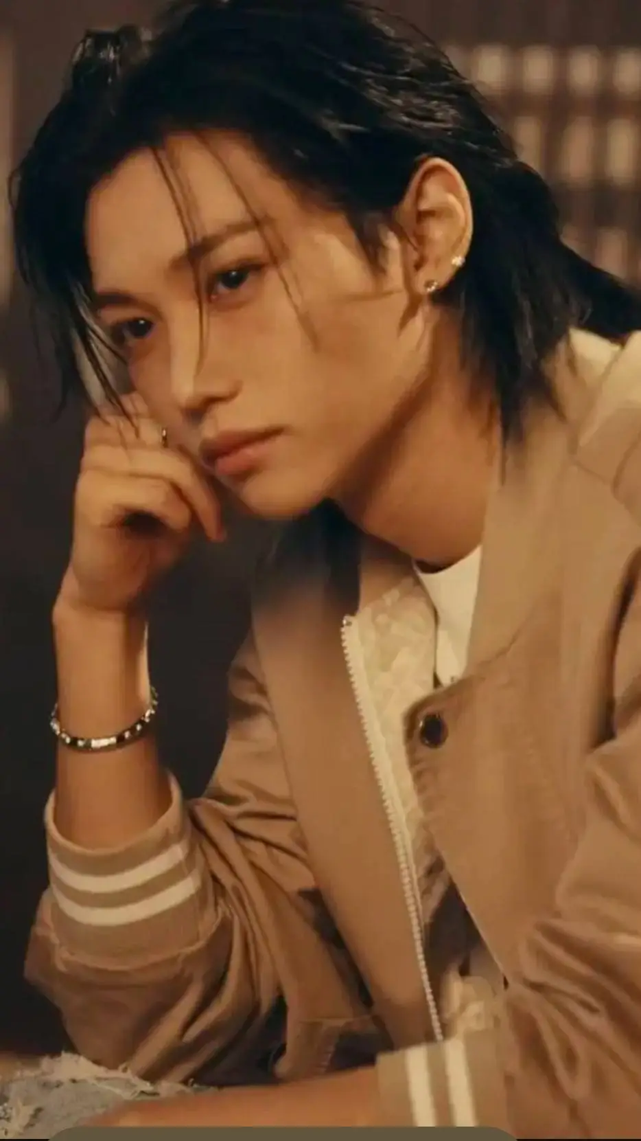 ai character: Lee Felix  background