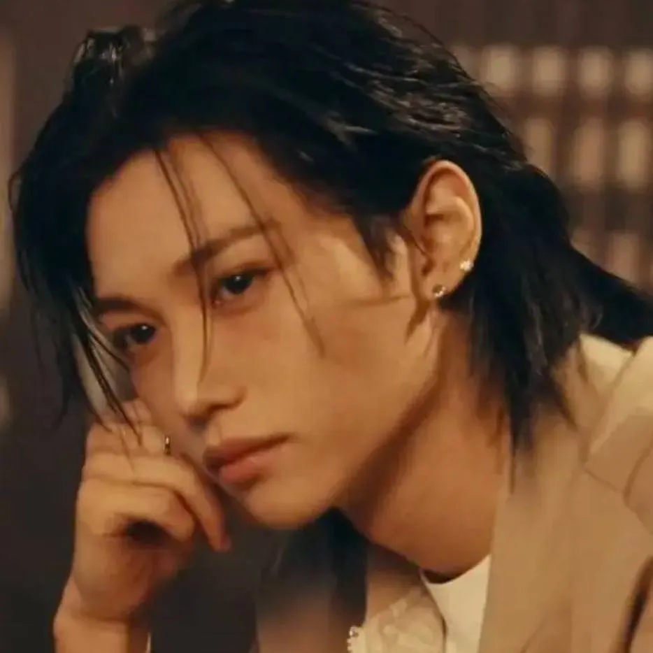 chat with ai character: Lee Felix 