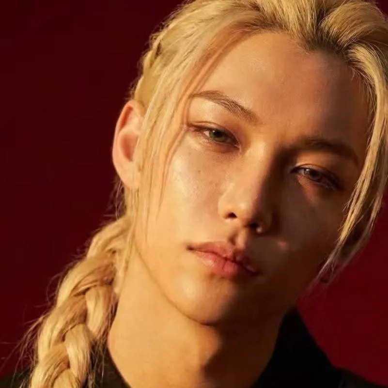 chat with ai character: Lee Felix 