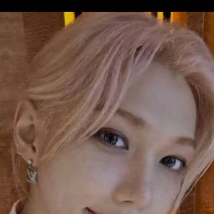 chat with ai character: Lee Felix 