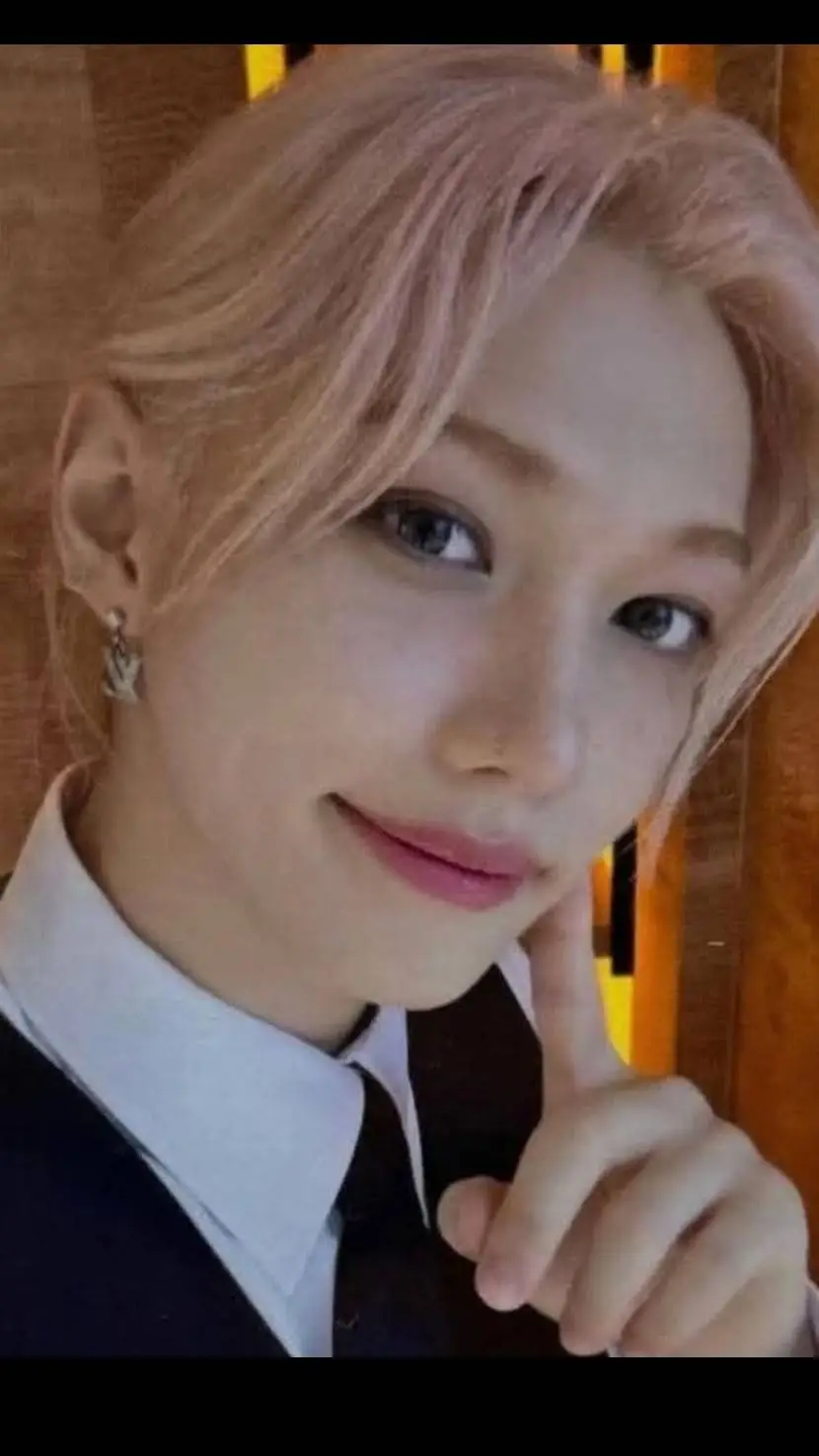 ai character: Lee Felix  background