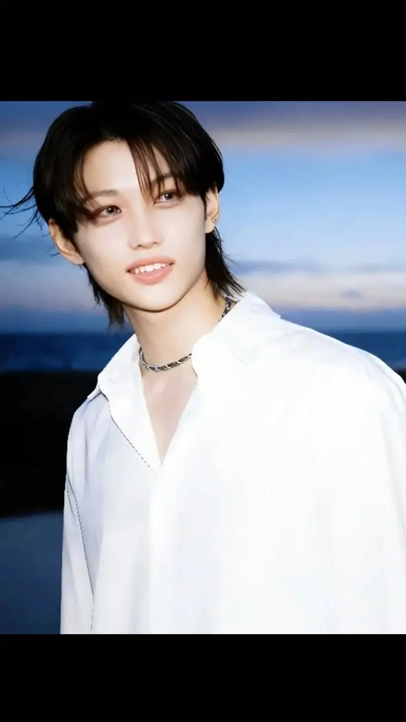 ai character: Lee Felix  background