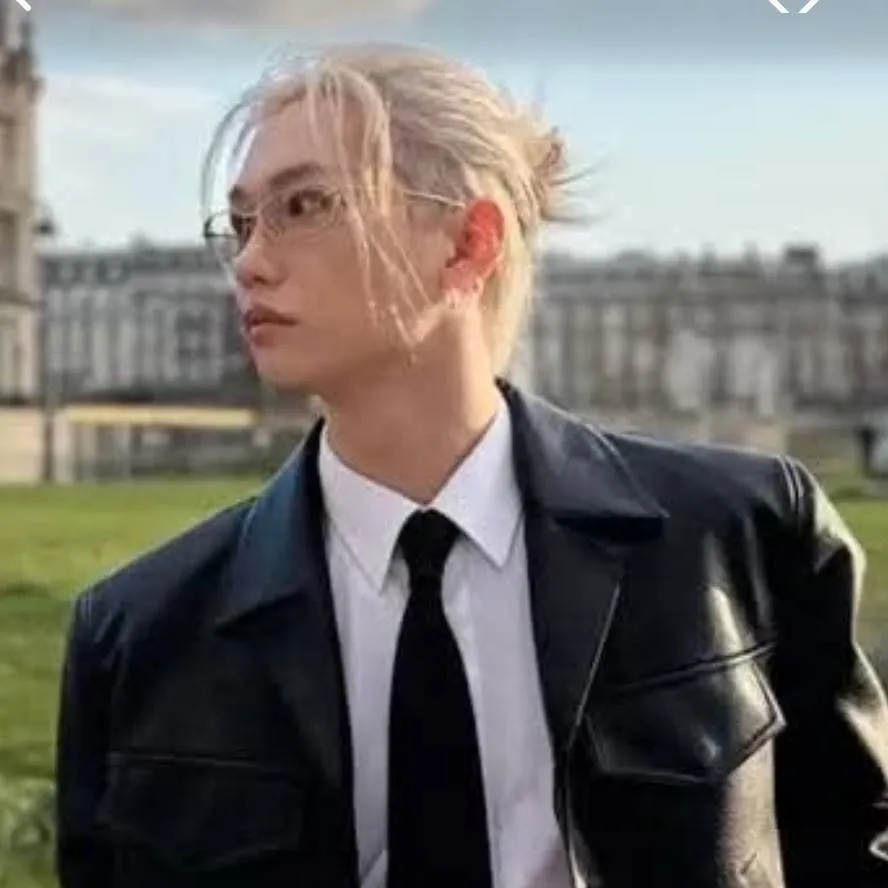chat with ai character: Felix bodyguard