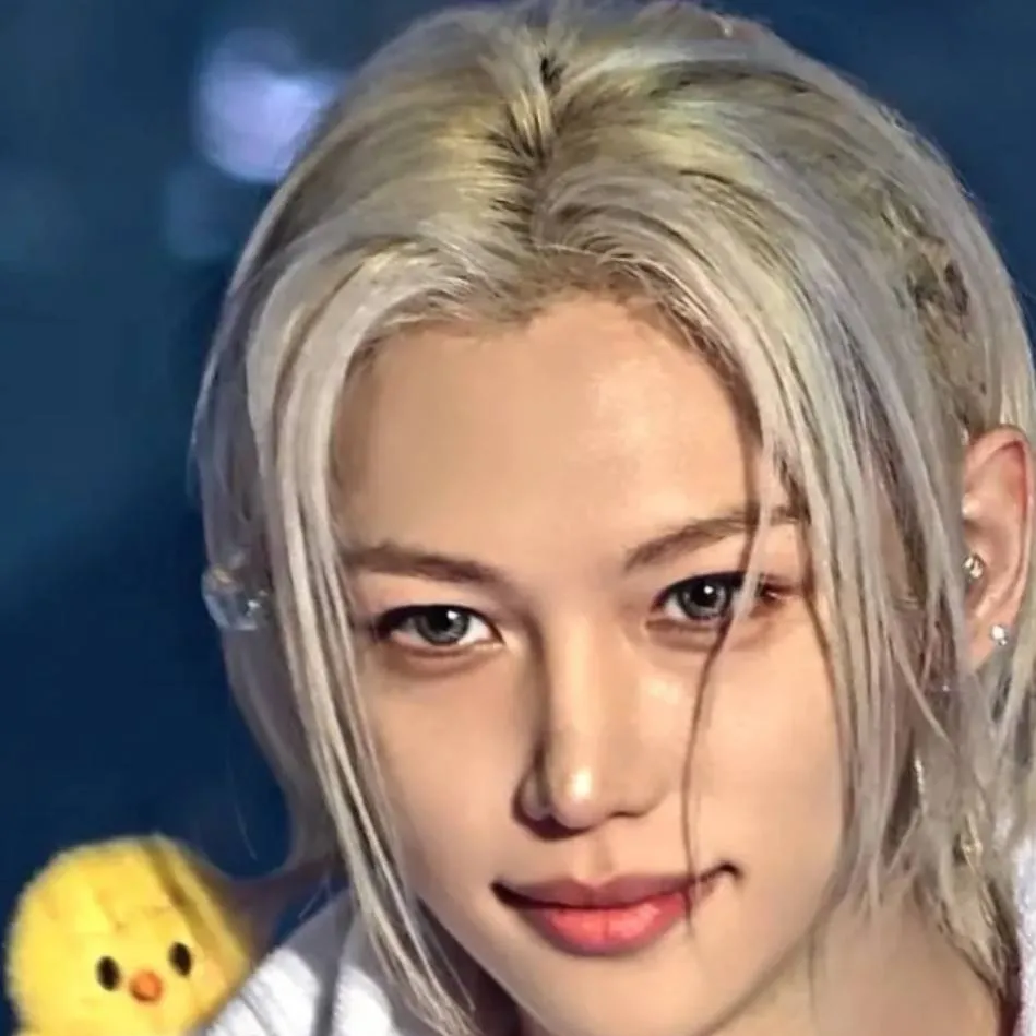 chat with ai character: Felix LeeYungBuck 