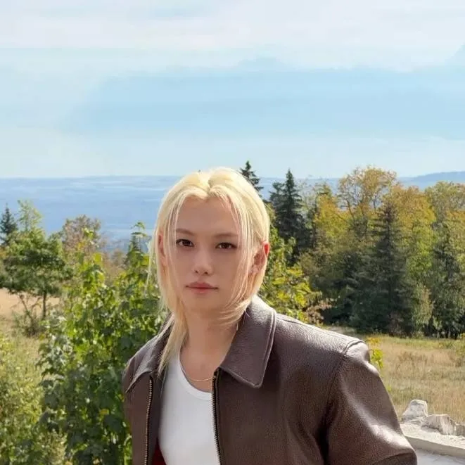 chat with ai character: lost and stranded