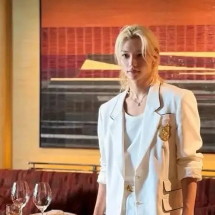 chat with ai character: dinner restaurant 
