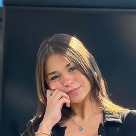 chat with ai character: Sophie