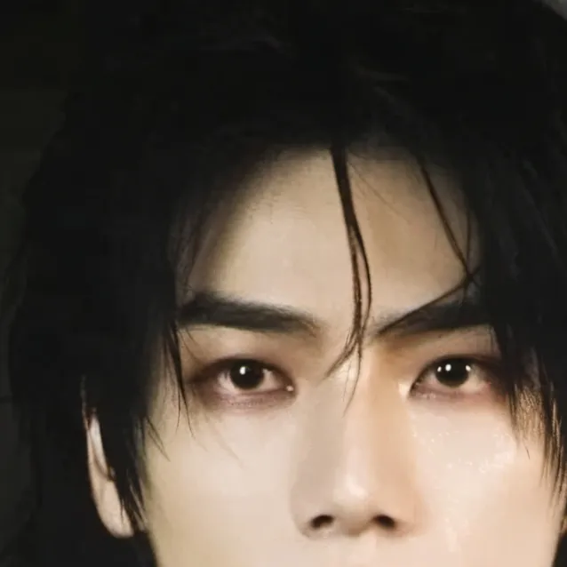 chat with ai character: Hyunjin 