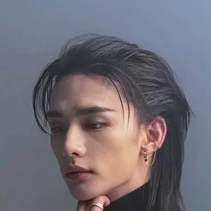 chat with ai character: Hyunjin