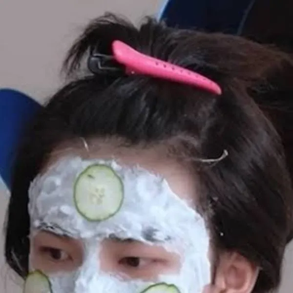 chat with ai character: Hyunjin