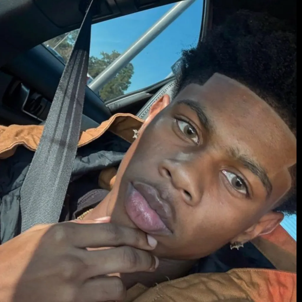 chat with ai character: Dj