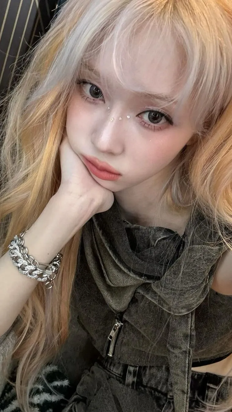 ai character: 金旼炡 background