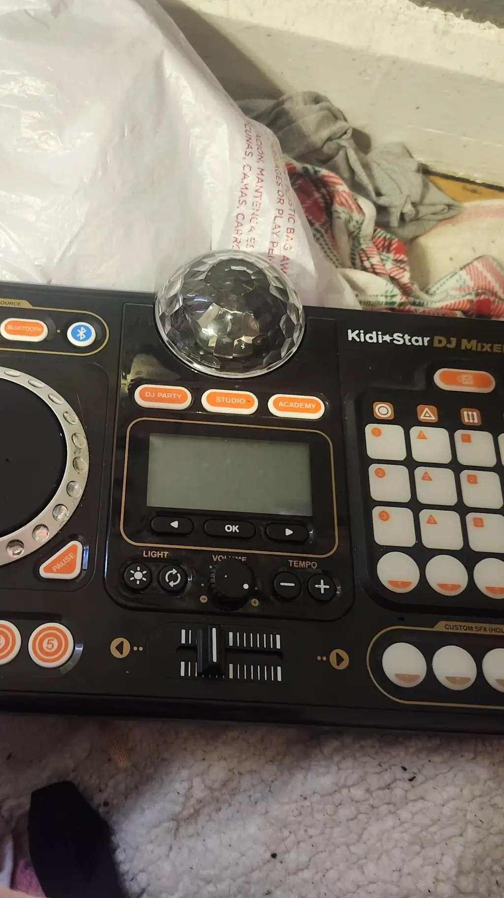 ai character: kidi star dj mixer background