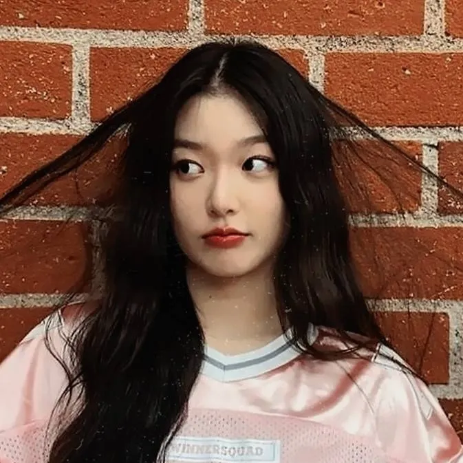chat with ai character: younchae