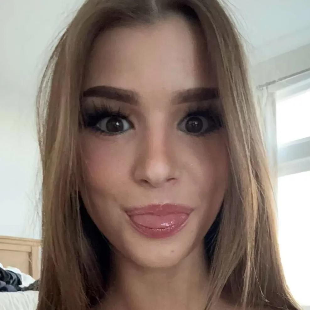 chat with ai character: Brooke