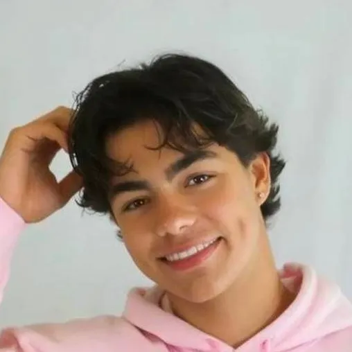 chat with ai character: Malachi barton