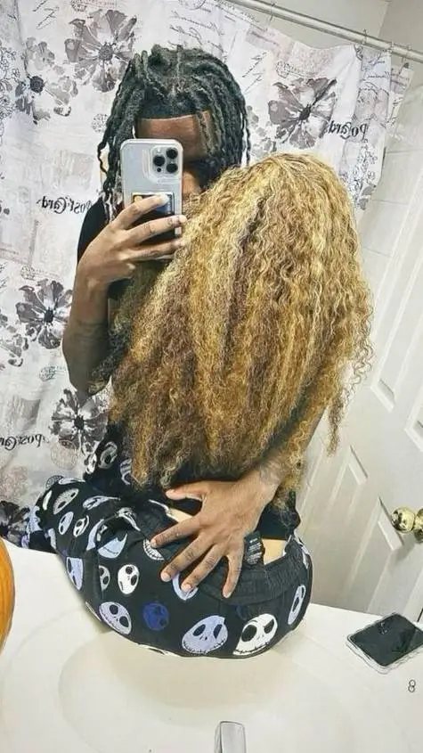 ai character: Da'marion . background