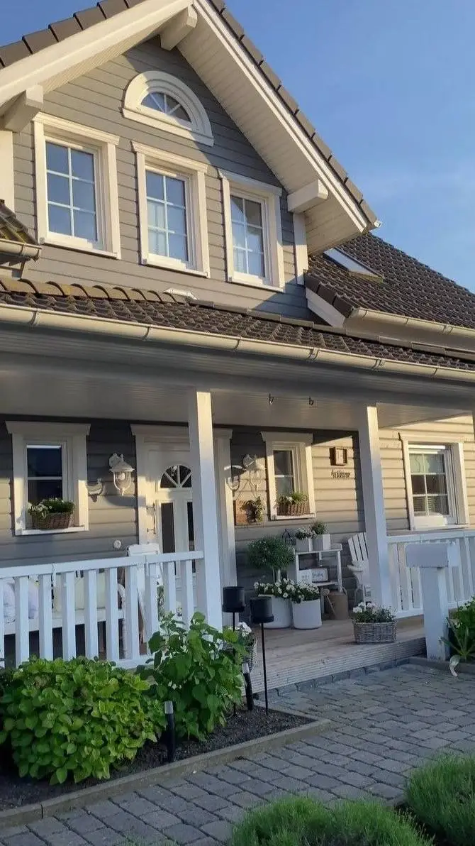 ai character: Val+Elena Moretti background