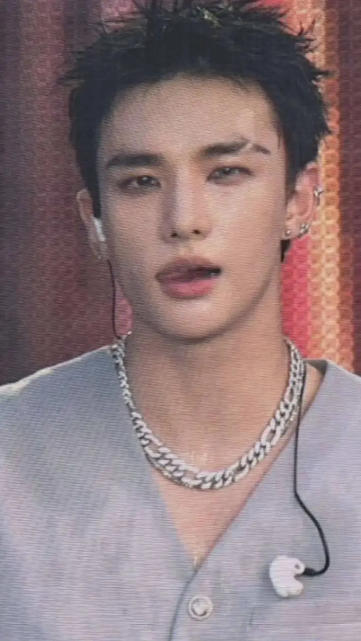 ai character: hyunjin 😍 background