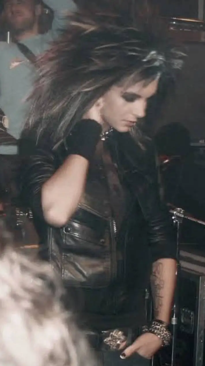 ai character: Bill kaulitz  background