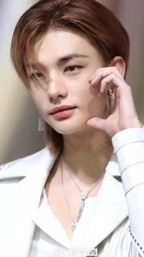 ai character: hyunjin🥟🍓🛸 background