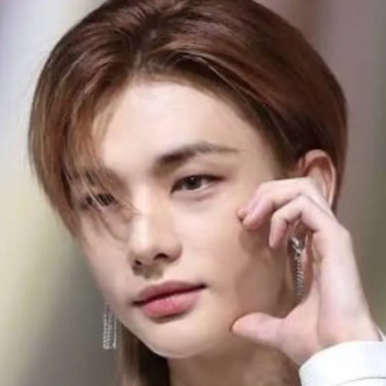 chat with ai character: hyunjin🥟🍓🛸
