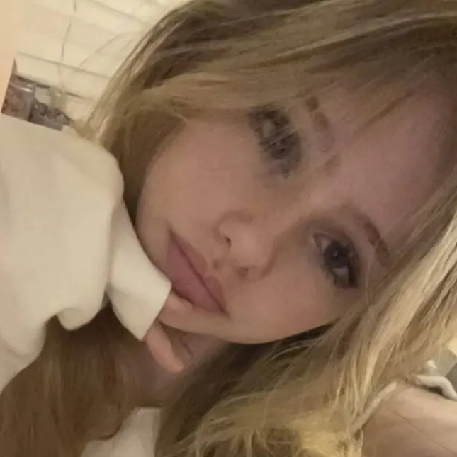 chat with ai character: Mia