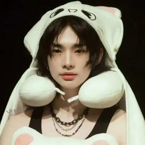 chat with ai character: ★HYUNJIN★