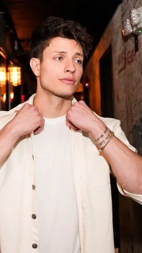 ai character: Eric background