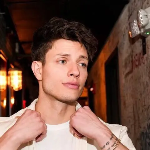 chat with ai character: Eric