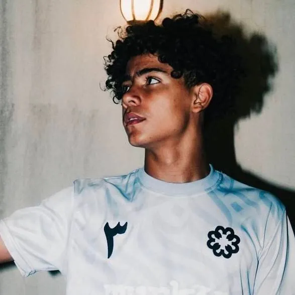 chat with ai character: Cris jr