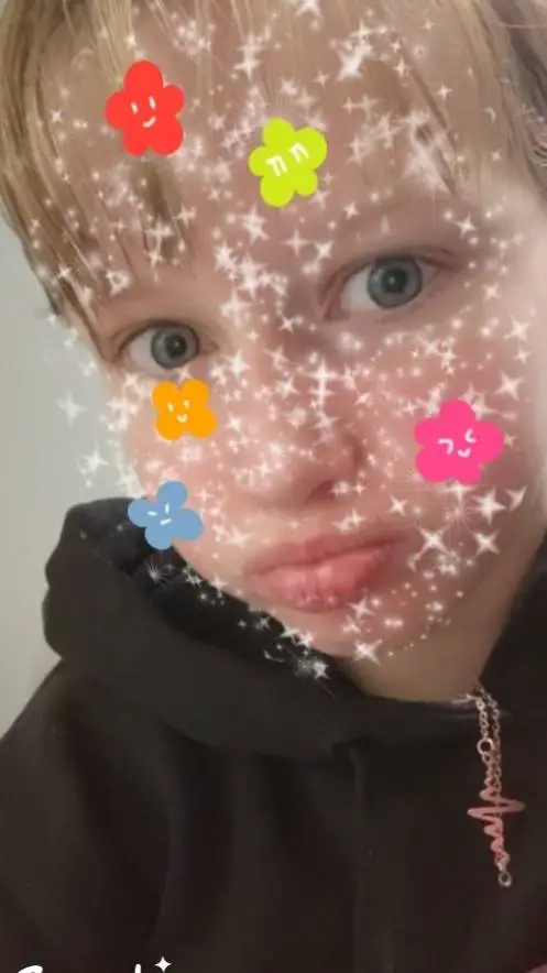 ai character: WILLOW💗 background