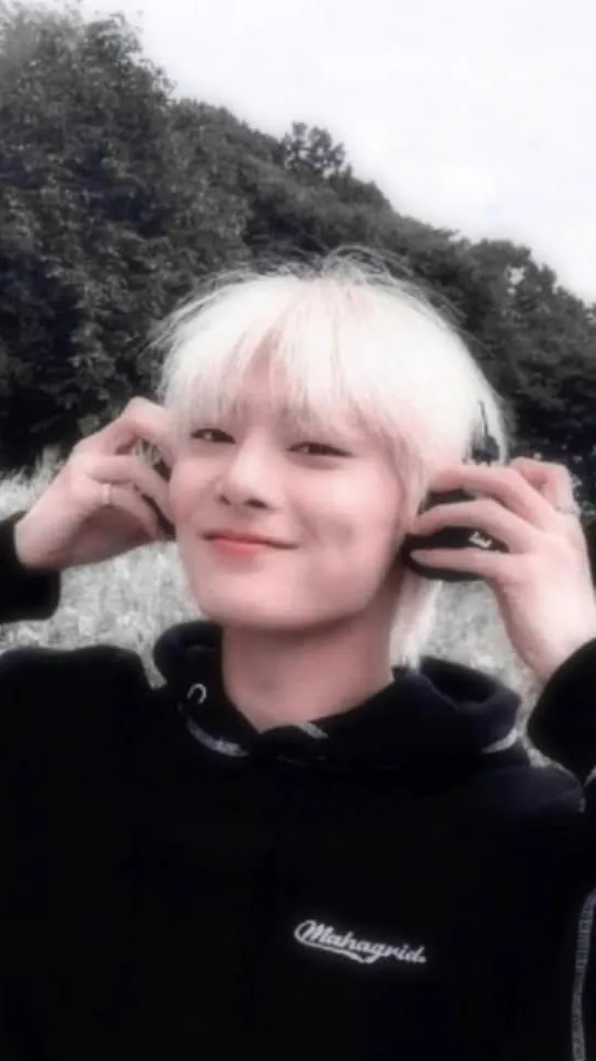 ai character: Jeongin/I.N🦊 background