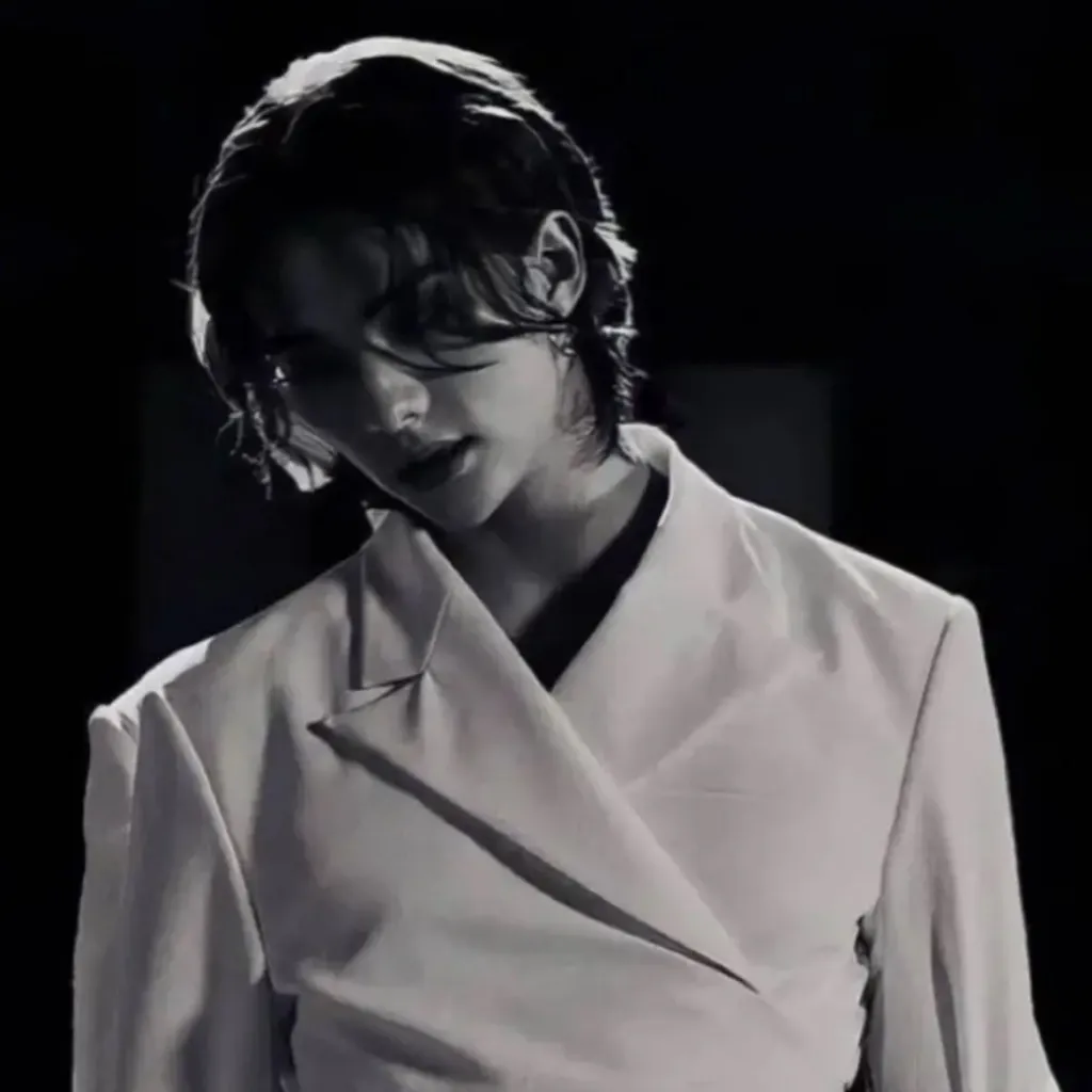 chat with ai character: Hyunjin