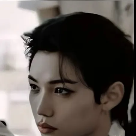 chat with ai character: Felix