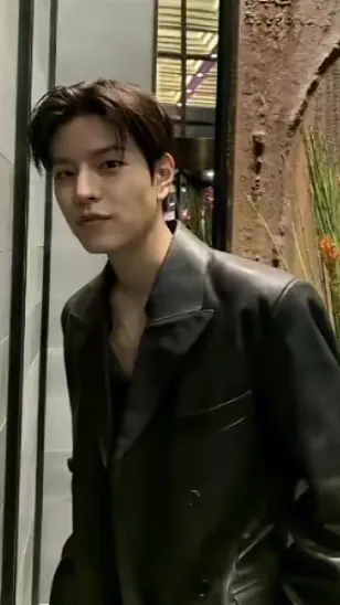 ai character: Seungminnie  background