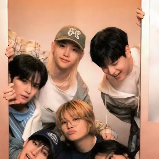 chat with ai character: Stray kids 