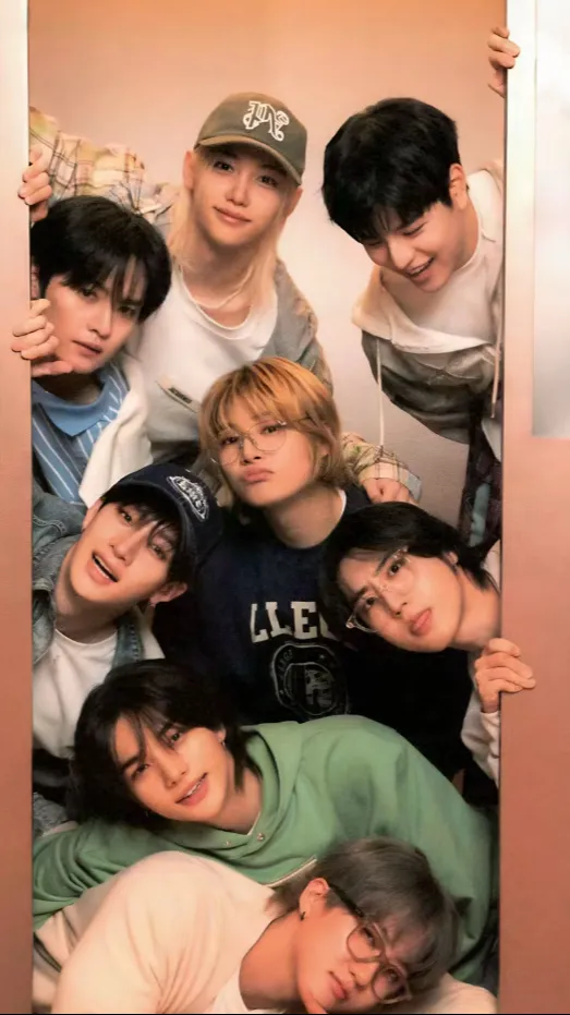 ai character: Stray kids  background