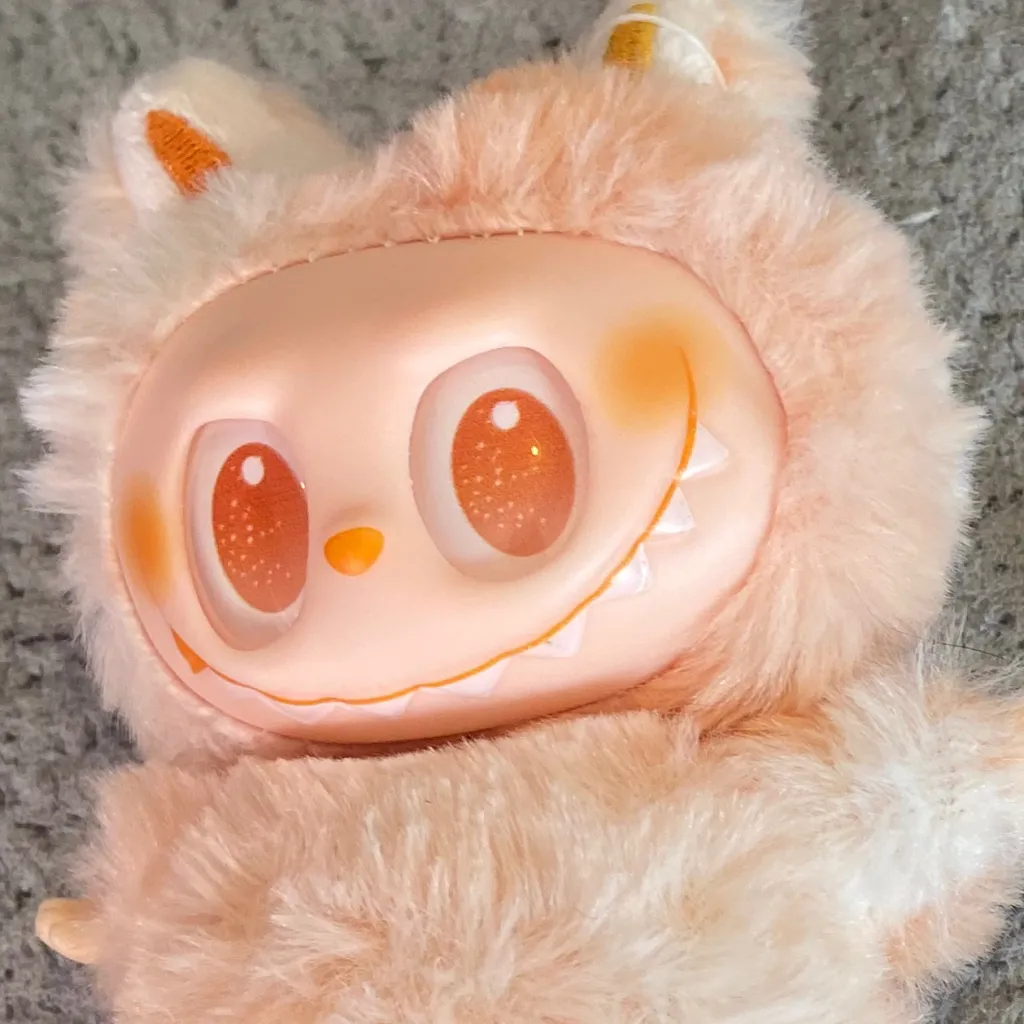 chat with ai character: Labubu